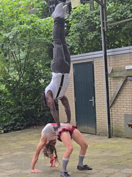 Handbalancing duo